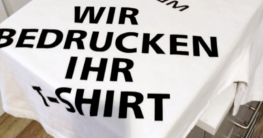 bedrucktes T-Shirt auf einer Transferpresse